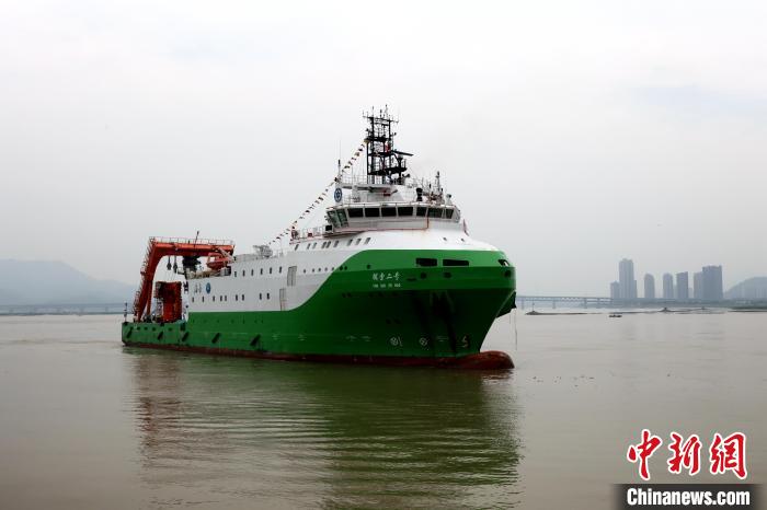 圖為“探索二號”科考船?！堑ぜt 攝