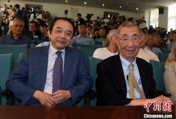 高能論壇開始前，丁肇中先生(右)與主持論壇的中科院高能所所長王貽芳院士合影?！?lt;a target='_blank' href='/'><p  align=