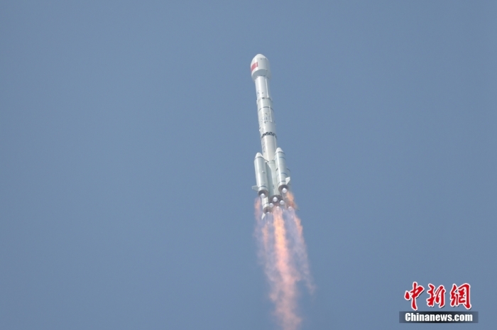 5月17日10時49分，我國在西昌衛(wèi)星發(fā)射中心用長征三號乙運載火箭，成功發(fā)射第五十六顆北斗導(dǎo)航衛(wèi)星。該衛(wèi)星屬地球靜止軌道衛(wèi)星，是我國北斗三號工程的首顆備份衛(wèi)星。入軌并完成在軌測試后，將接入北斗衛(wèi)星導(dǎo)航系統(tǒng)。此次發(fā)射是北斗三號工程高密度組網(wǎng)之后，時隔3年的首發(fā)任務(wù)。朱磊 攝