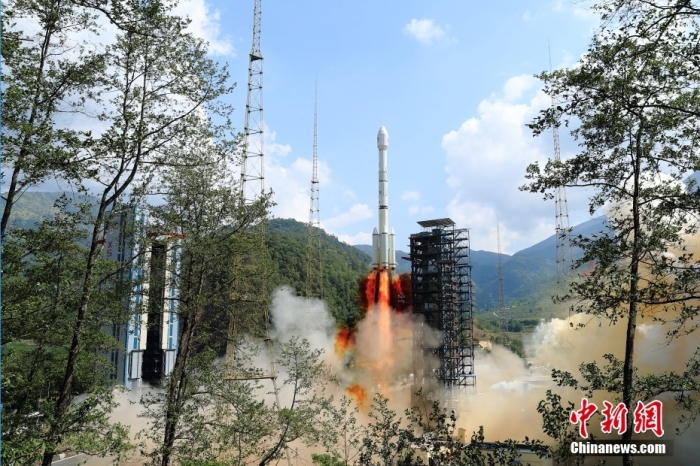 5月17日10時49分，我國在西昌衛(wèi)星發(fā)射中心用長征三號乙運載火箭，成功發(fā)射第五十六顆北斗導(dǎo)航衛(wèi)星。該衛(wèi)星屬地球靜止軌道衛(wèi)星，是我國北斗三號工程的首顆備份衛(wèi)星。入軌并完成在軌測試后，將接入北斗衛(wèi)星導(dǎo)航系統(tǒng)。此次發(fā)射是北斗三號工程高密度組網(wǎng)之后，時隔3年的首發(fā)任務(wù)。楊志遠 攝