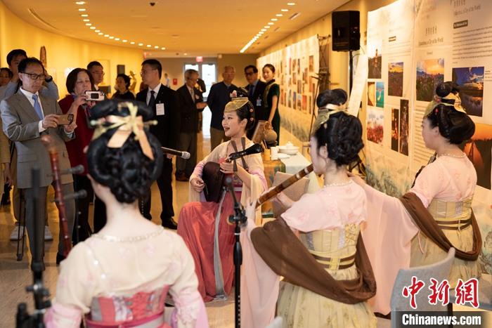 當(dāng)?shù)貢r(shí)間5月19日，中國(guó)常駐聯(lián)合國(guó)代表團(tuán)、中國(guó)文化和旅游部、泉州市人民政府在紐約聯(lián)合國(guó)總部聯(lián)合舉辦“茶和天下·雅集”主題展覽和招待會(huì)。圖為展覽現(xiàn)場(chǎng)泉州南音表演。 <a target='_blank' href='/' _fcksavedurl='/'><p  align=