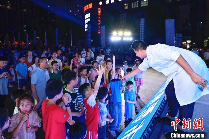 2023年鷹潭市“好奇心”科普節(jié)吸引了不少孩子踴躍參與?！≈鬓k方 供圖