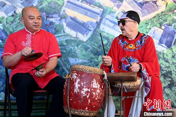 代表團(tuán)成員在漳州市南靖縣與當(dāng)?shù)孛耖g樂(lè)隊(duì)臨時(shí)組隊(duì)?！埥鸫?攝