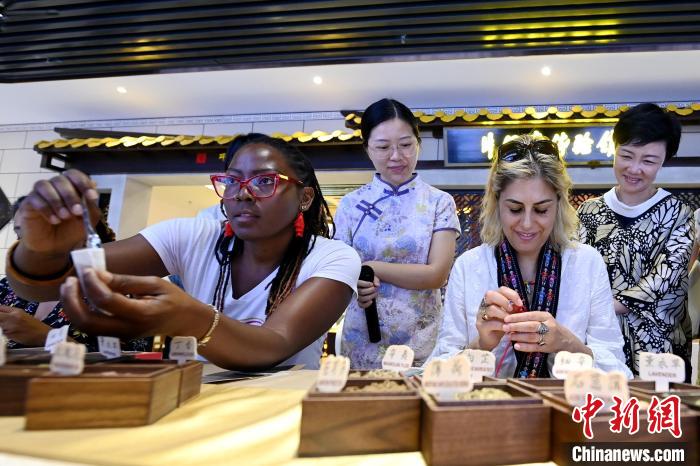 代表團(tuán)成員在片仔癀博物館內(nèi)制作中藥配方香囊?！埥鸫?攝