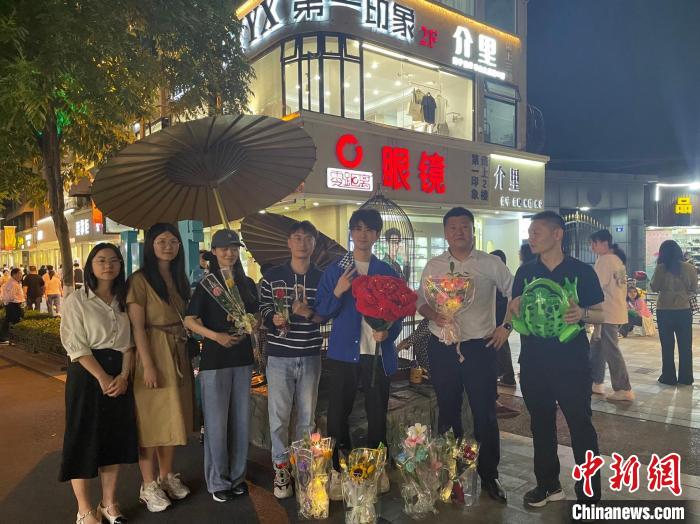 在東陽(yáng)橫店，宣講團(tuán)導(dǎo)師、成員與橫店演員(右三)合影?！?東陽(yáng)市融媒體中心 供圖