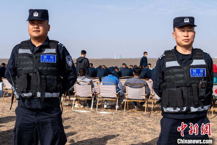 圖為承擔(dān)神舟十六號載人飛船安保任務(wù)的移民管理警察?！∨ｖ?攝