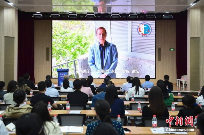 5月30日，<a target='_blank' href='/'>中新社</a>第二屆“東西問(wèn)智庫(kù)”主題論壇在北京舉行，多位中外專家圍繞“AI革命與文明進(jìn)化”展開(kāi)討論。圖為美國(guó)加州理工學(xué)院電氣工程和計(jì)算機(jī)科學(xué)教授、人工智能專家亞瑟·阿布-穆斯塔法通過(guò)視頻在論壇上作主旨演講。<a target='_blank' href='/'>中新社</a>記者 田雨昊 攝