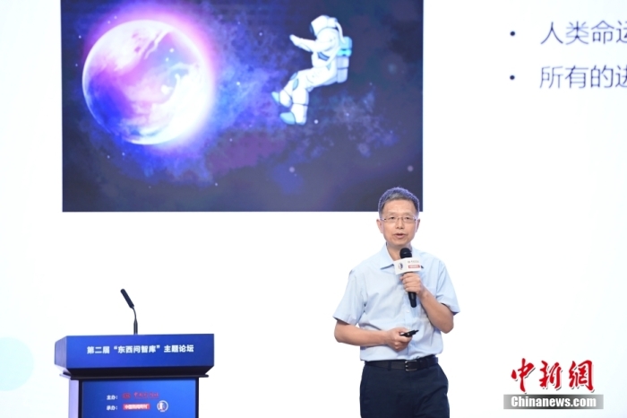 5月30日，<a target='_blank' href='/'>中新社</a>第二屆“東西問(wèn)智庫(kù)”主題論壇在北京舉行，多位中外專家圍繞“AI革命與文明進(jìn)化”展開(kāi)討論。圖為北京大學(xué)新聞與傳播學(xué)院教授胡泳在論壇上作主旨演講。<a target='_blank' href='/'>中新社</a>記者 田雨昊 攝
