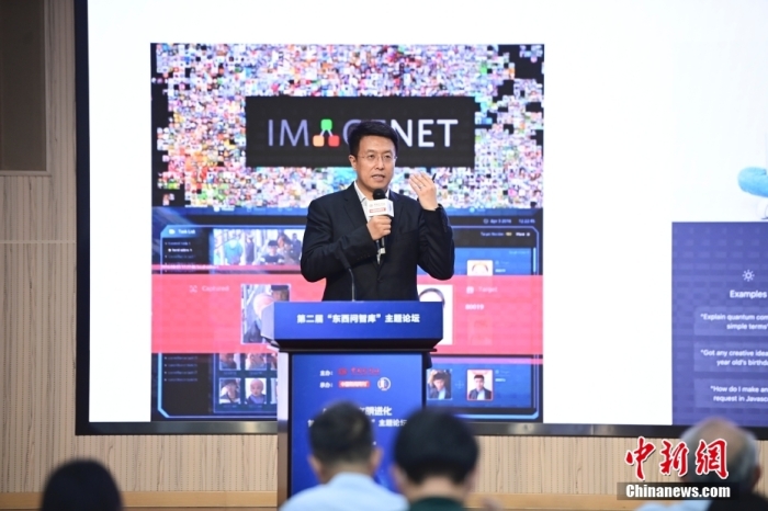 5月30日，<a target='_blank' href='/'>中新社</a>第二屆“東西問(wèn)智庫(kù)”主題論壇在北京舉行，多位中外專家圍繞“AI革命與文明進(jìn)化”展開(kāi)討論。圖為商湯智能產(chǎn)業(yè)研究院創(chuàng)始院長(zhǎng)田豐在論壇上作主旨演講。<a target='_blank' href='/'>中新社</a>記者 田雨昊 攝