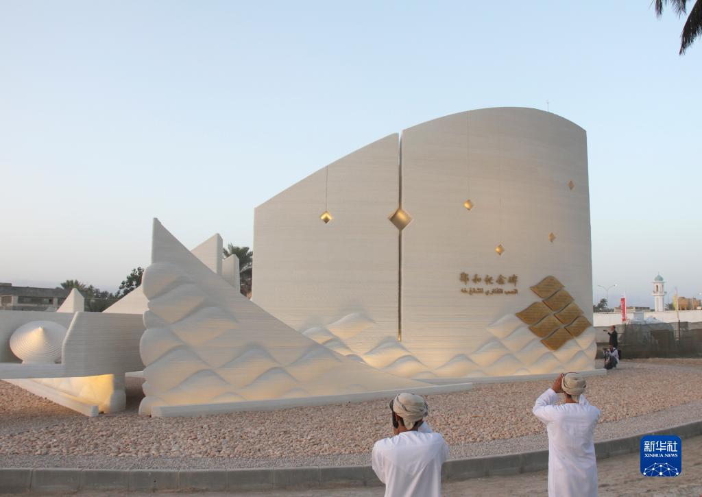 這是5月30日在阿曼第二大城市塞拉萊拍攝的鄭和碑。新華社記者 汪強(qiáng) 攝