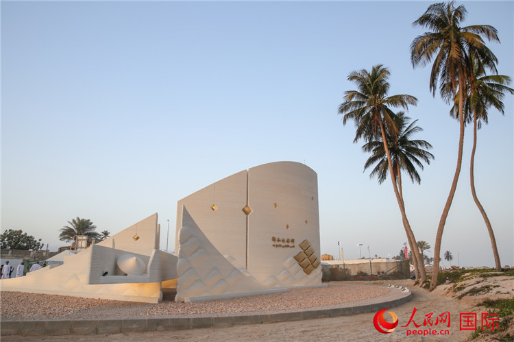 圖為位于阿曼塞拉萊市的鄭和紀念碑。人民網(wǎng)記者 任皓宇攝