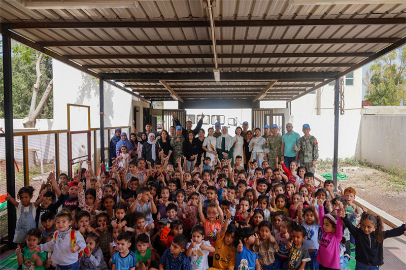 當(dāng)?shù)貢r(shí)間5月30日，黎巴嫩南部庫雷拉公立小學(xué)，“六一”國際兒童節(jié)前夕，中國第21批赴黎維和多功能工兵分隊(duì)官兵看望慰問學(xué)校師生，并開展文化交流活動(dòng)，圖為我維和官兵同師生合影。李竹林?jǐn)z