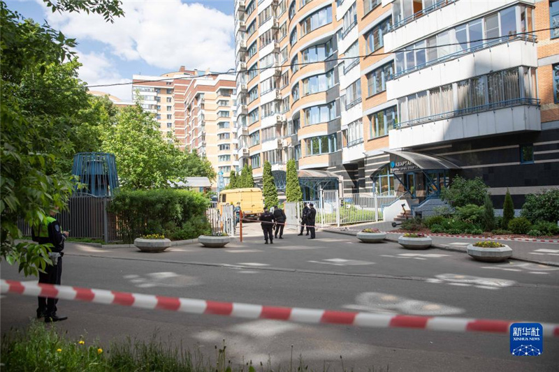 5月30日，警察在俄羅斯首都莫斯科的樓房遭襲現(xiàn)場(chǎng)警戒。新華社記者白雪騏攝