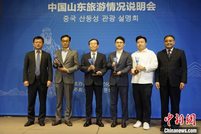 為“好客山東”旅游大使授牌?！⑿?攝
