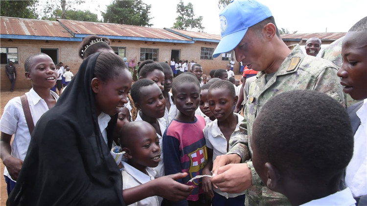 孩子們迎接維和官兵的到來。王錦偉攝