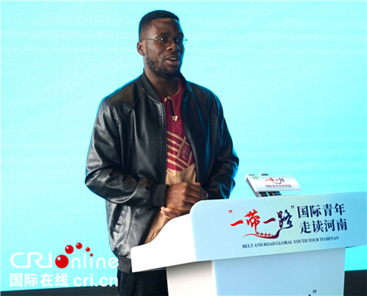 國際青年代表奕曉龍發(fā)言。賈親親 攝