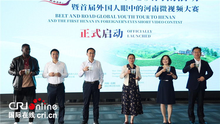 與會嘉賓共同舉杯啟動活動。賈親親 攝