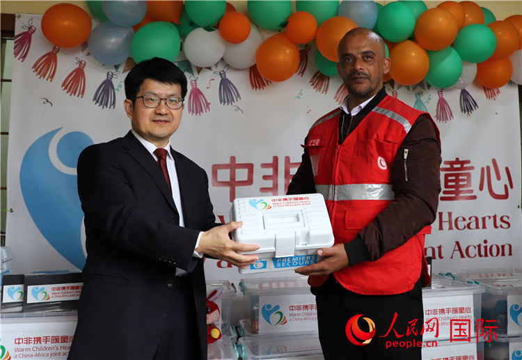 李健大使向孤兒院負(fù)責(zé)人移交捐贈(zèng)物資。人民網(wǎng)記者 王傳寶攝