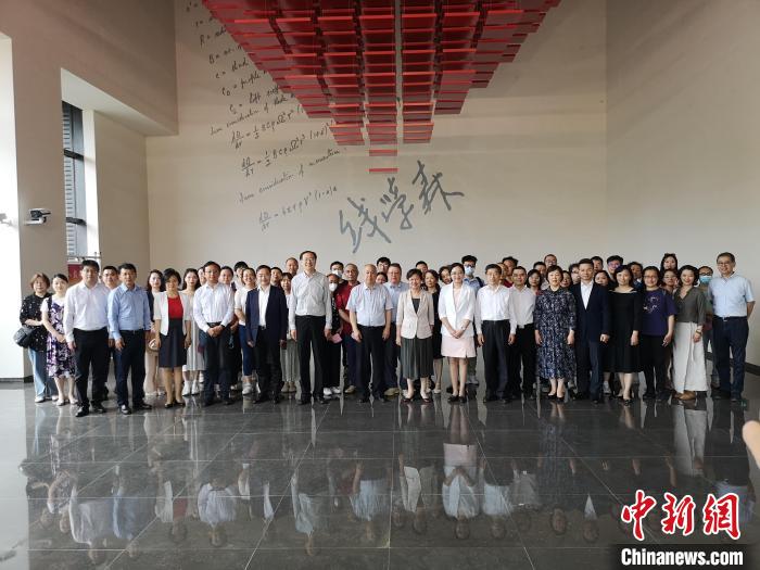 上海僑界人士參觀上海交通大學錢學森圖書館?！》队畋?攝