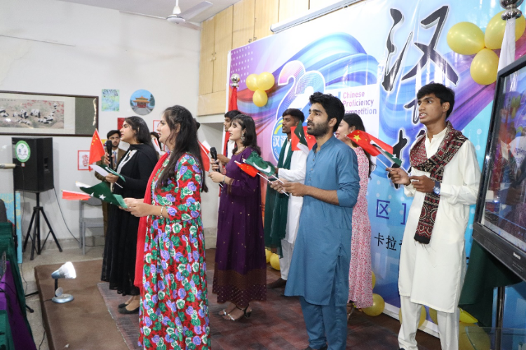 “漢語橋”世界大學生中文比賽卡拉奇賽區(qū)決賽現(xiàn)場，參賽選手共同演唱中文歌曲?？ɡ娲髮W孔子學院供圖