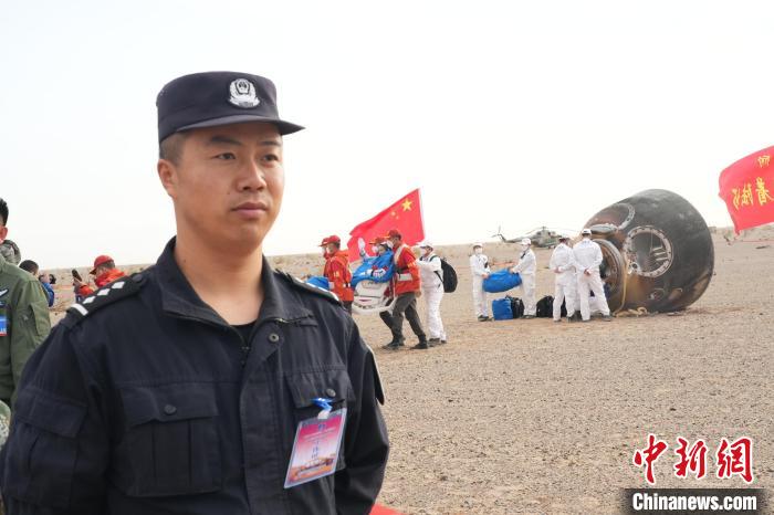 圖為阿拉善邊境管理支隊(duì)民警在著陸場(chǎng)開展安保工作?！埥?攝