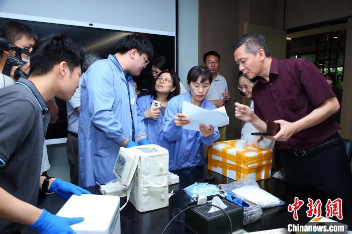 科研人員清點、查看隨神舟十五號返回地面的空間科學(xué)實驗樣品?！≈锌圃嚎臻g應(yīng)用中心 供圖