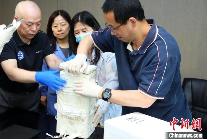 科研人員查看隨神舟十五號返回地面的空間科學(xué)實驗樣品。　中科院空間應(yīng)用中心 供圖