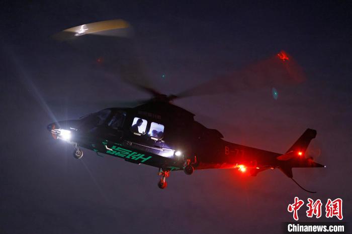 6月3日晚，游客乘坐上海新空直升機有限公司直升機開啟鳥瞰黃浦江空中圓夢之旅?！∫罅⑶?攝