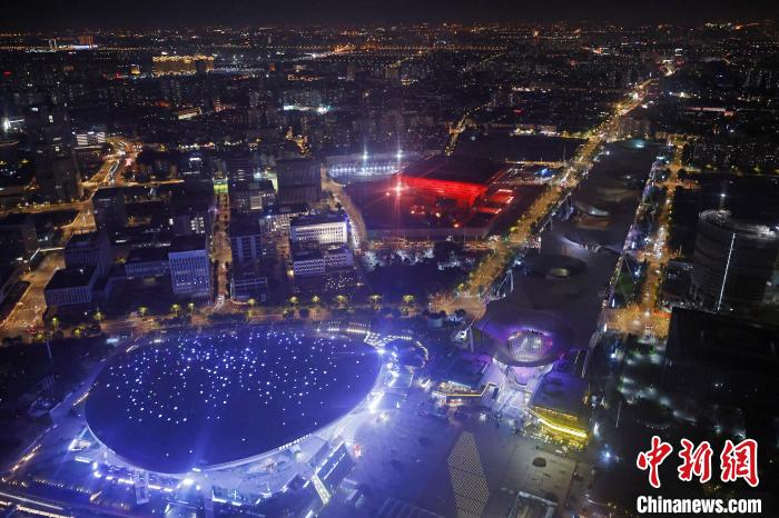 6月3日晚，鳥瞰上海黃浦江兩岸城市夜景?！∫罅⑶?攝