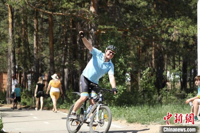 當地時間4日，哈外交部副部長羅曼·瓦西連科在騎行活動中。　亞信秘書處供圖