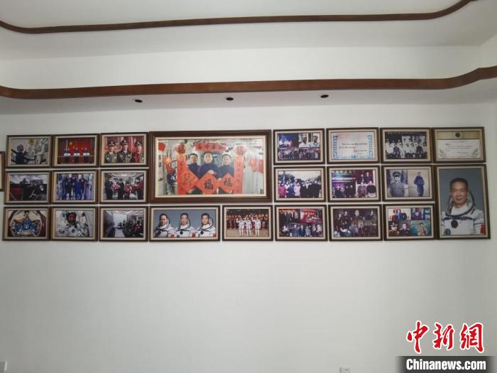 家中的照片墻上，新增了費(fèi)俊龍此次飛天的照片?！＄娚?攝