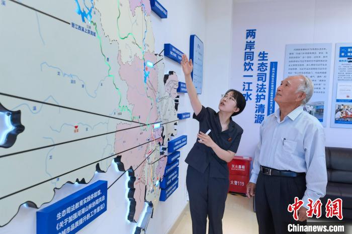 金門同胞參觀金門供水水源生態(tài)司法保護(hù)基地?！O虹 攝