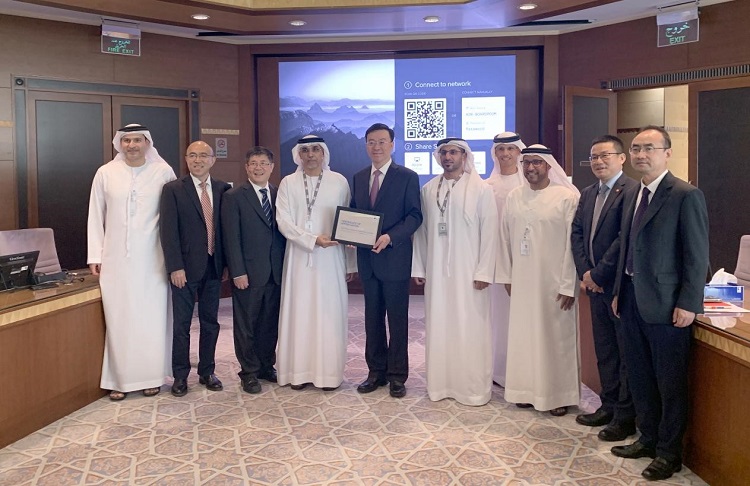 圖為阿布扎比陸上石油公司代表向中企頒發(fā)6600萬安全工時證書。中國石油工程建設(shè)有限公司供圖