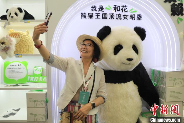 美國華視總裁楊蓮花與大熊貓文創(chuàng)產(chǎn)品合影?！⊥趵?攝