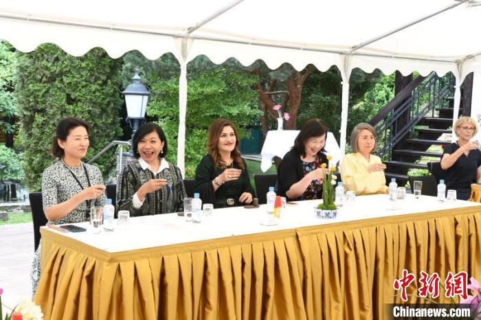 圖為嘉賓品味烏龍茶?！“亓种袊幕行墓﹫D。