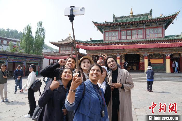 圖為外國記者在塔爾寺合影?！●R銘言 攝