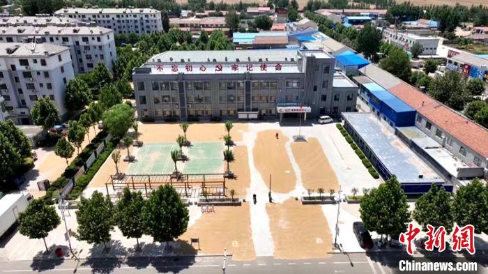 德州陵城區(qū)開放1297處鎮(zhèn)村公共場地，緩解農(nóng)民曬糧難題?！×瓿菂^(qū)委宣傳部供圖