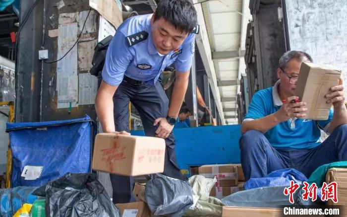 肥東縣公安局針對劇毒化學品和易制爆危險化學品生產企業(yè)開展安全檢查工作?！『戏示焦﹫D