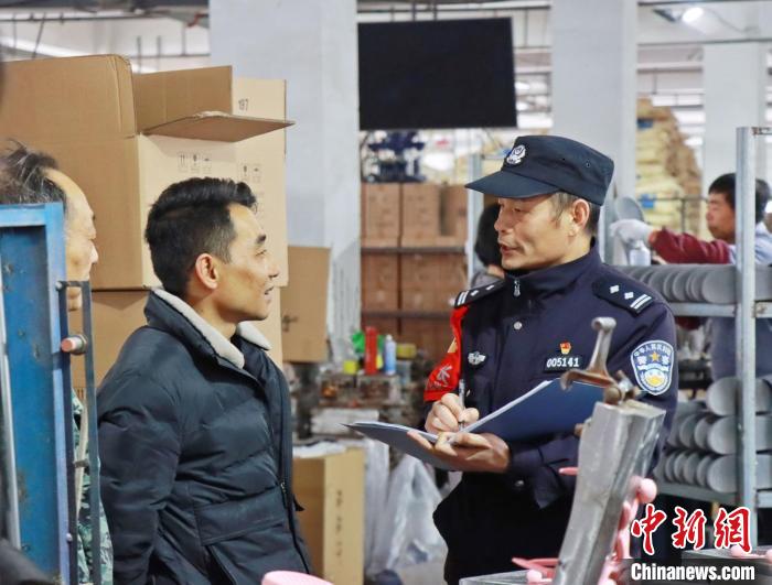 3月30日，大興派出所民警來到轄區(qū)中小企業(yè)，開展“為民為企為項目”走訪活動?！『戏示焦﹫D