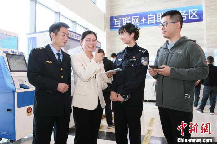 4月10日，安徽合肥，一家運輸企業(yè)負責人在工作人員的指導下，使用小程序辦理車管業(yè)務。　合肥警方供圖