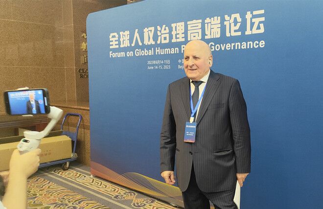 聯(lián)合國(guó)經(jīng)濟(jì)、社會(huì)及文化權(quán)利委員會(huì)副主席兼報(bào)告員、莫斯科國(guó)際關(guān)系學(xué)院國(guó)際法系主任阿斯蘭·阿巴希澤接受人民網(wǎng)記者采訪。圖片來源：視頻截圖