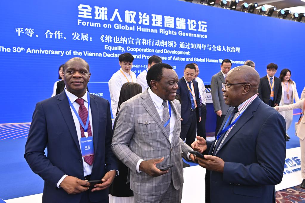 6月14日，與會(huì)者在論壇現(xiàn)場(chǎng)交流。新華社記者 李鑫 攝