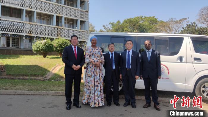 捐贈儀式現(xiàn)場?！∈茉L者供圖