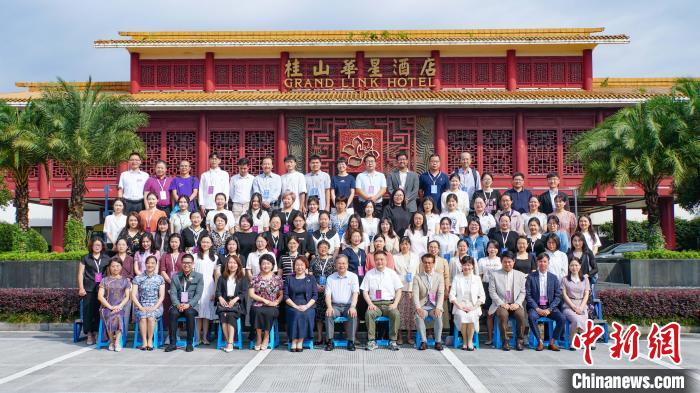 與會嘉賓合影留念。　羅詩慶 攝