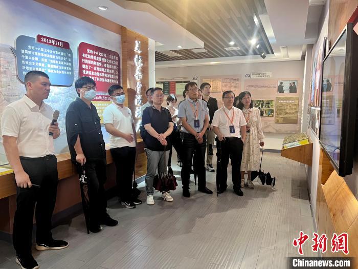 與會(huì)人員在后陳村走訪(fǎng)。　董易鑫 攝