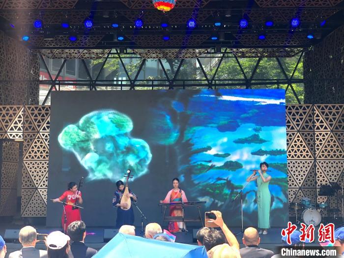 開(kāi)幕式上舞臺(tái)展演之一《水龍吟》?！≈袊?guó)駐東京旅游辦事處供圖