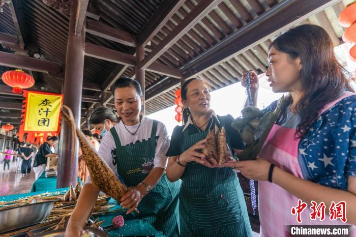 包粽子現(xiàn)場?！⌒弥?攝