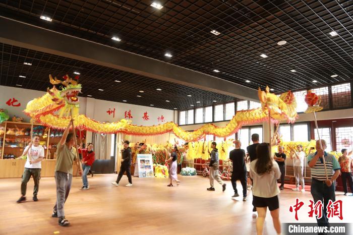 臺胞臺屬體驗舞龍?！≈芪的裙﹫D