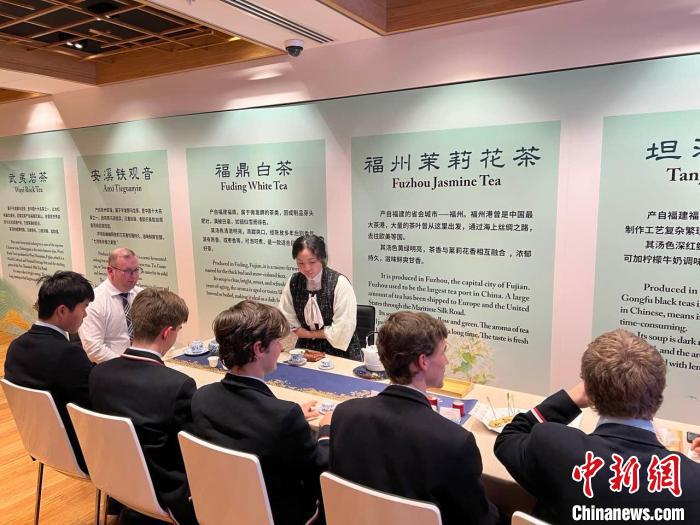 澳大利亞悉尼中學(xué)生參加“茶和天下”雅集文化體驗活動?！☆檿r宏 攝