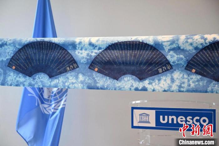 用板藍根蠟染制作的陸羽《茶經(jīng)》也在此次國際茶日活動上展出?！●R海雯 攝